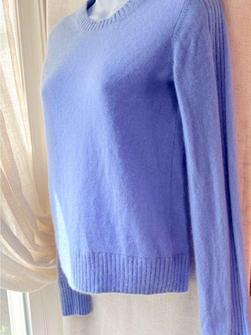 💙 Vince 100% Cashmere Baby Powder Blue Crewneck Sweater Size S (Mended) - Picture 2 of 9